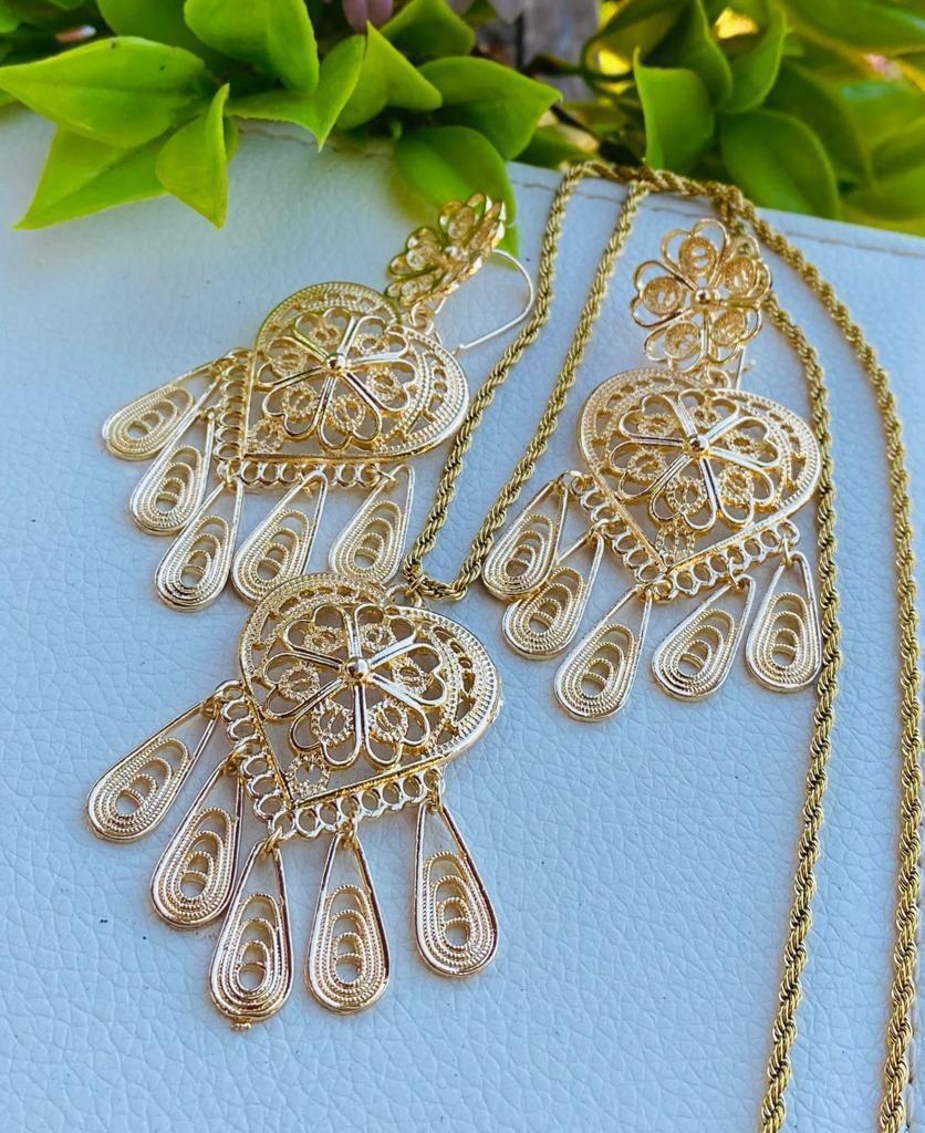 JF7302 Coordinados Dije y Aretes Oro Laminado, Cadena Acero Inoxidable Atrapa sueños
